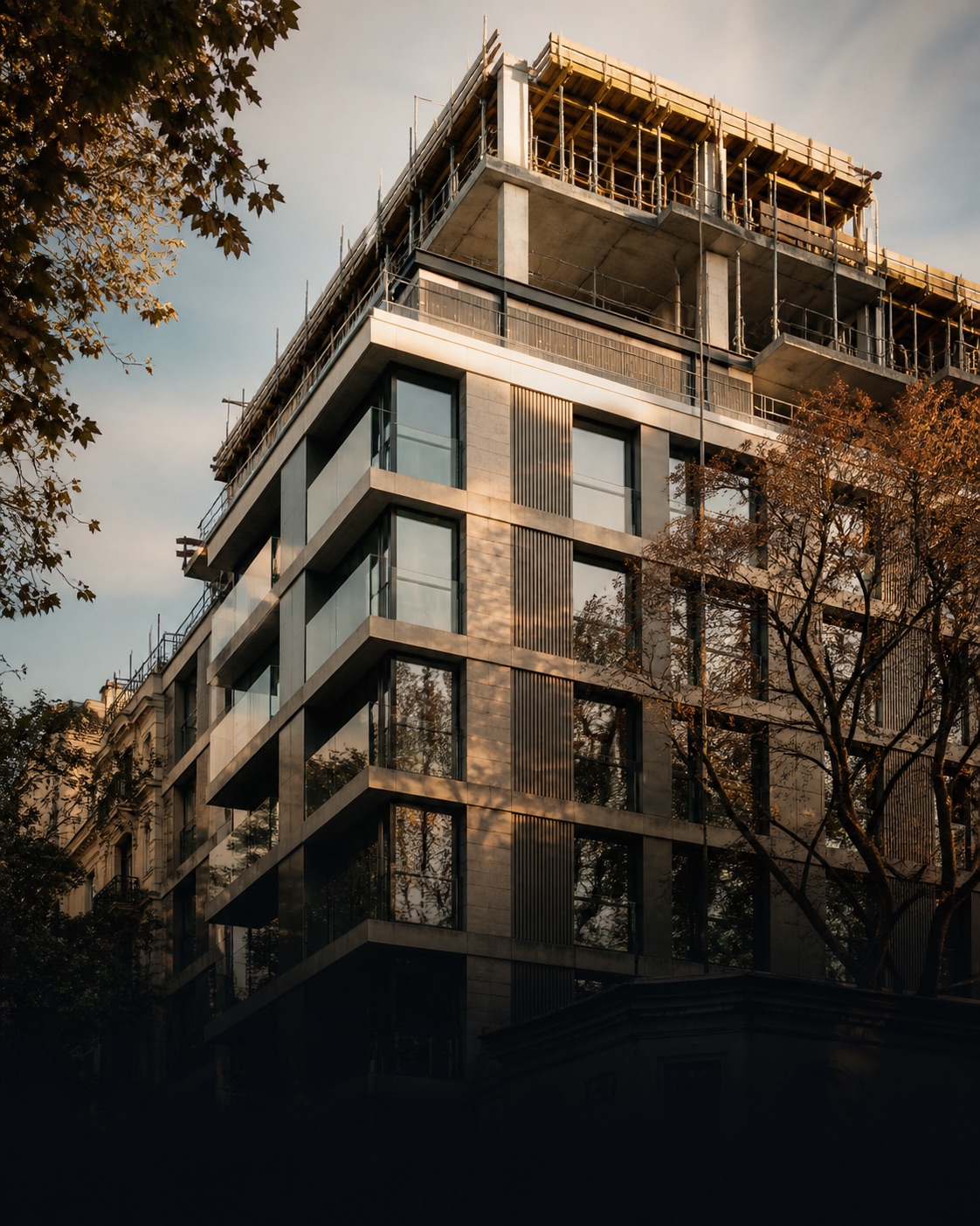 Edificio residencial contemporáneo en etapa de construcción